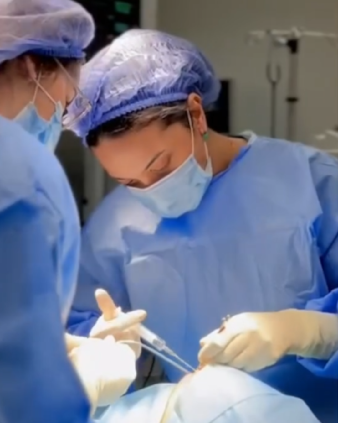 zipwp-image-4586709 ‣ Dr Faten Ben Rhouma - Site officiel Femme souriante après une augmentation mammaire